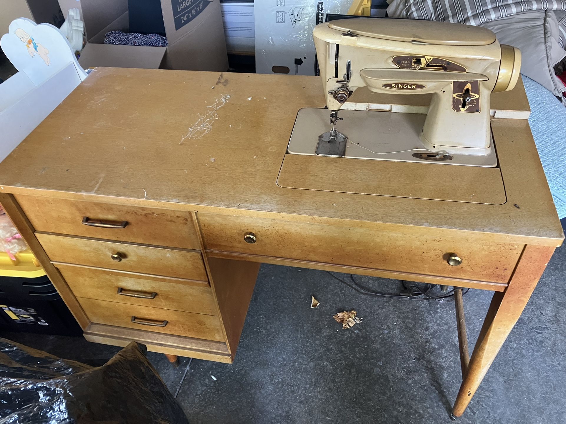 Vintage Singer Sowing Machine