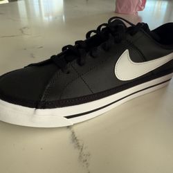 New Boys Size 6.5 Nike Court Legacy Shoes