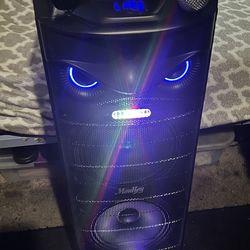 Machine karaoke Moukey ,Rms 280 wats, es husada pero trabaja bien y fuerte micrófono incluido, es la grande y La estoy Rematando