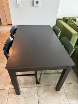 Extendable Wood Table w. Chairs