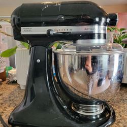 KitchenAid ARTISAN Mixer BARELY USED