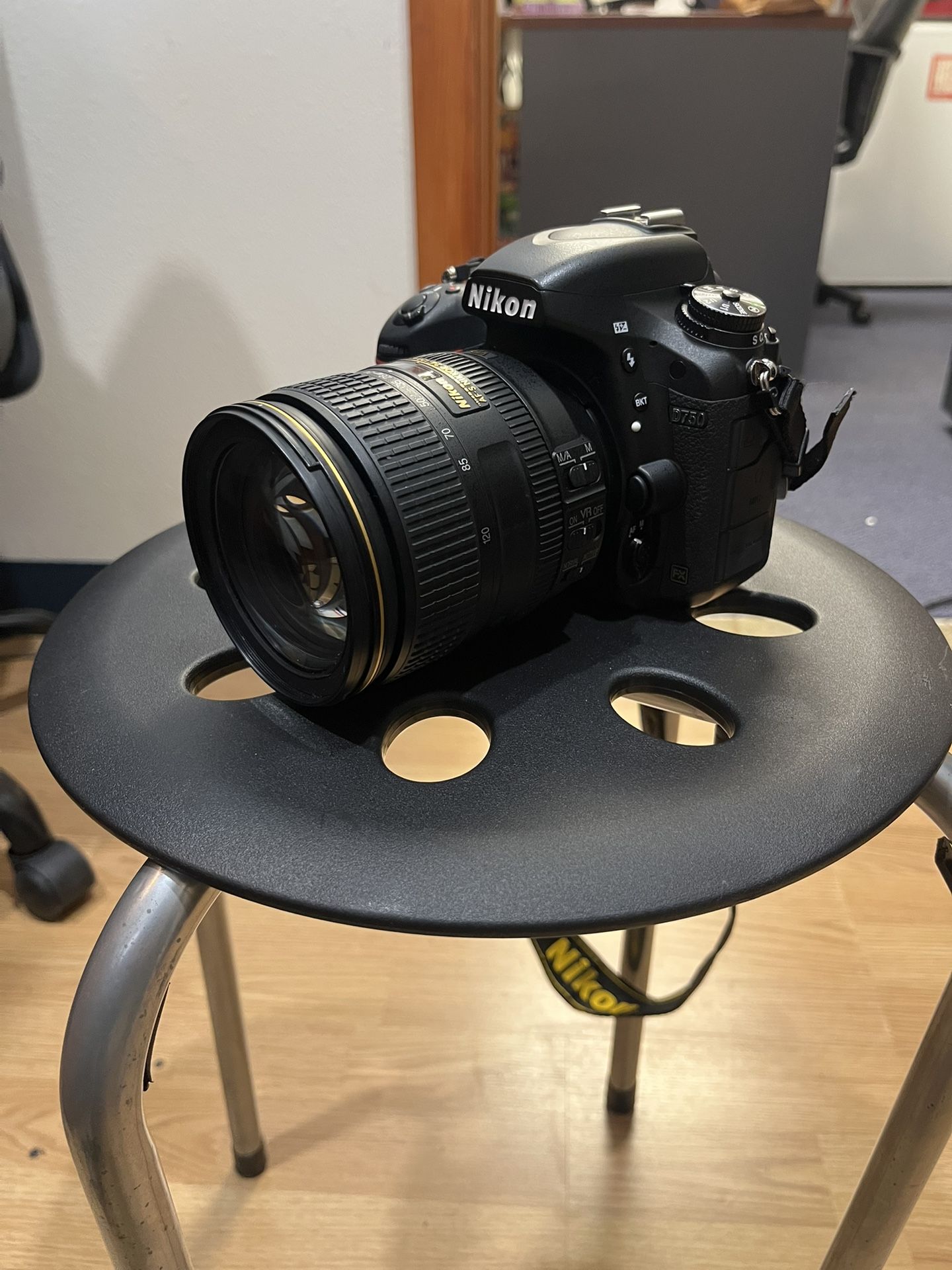 Nikon D750 Full Frame DSLR + 24-120mm f/4 VR Lens + 2 Batteries + Bag