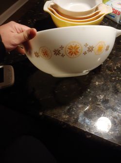 Pyrex Bowl 1950s White With Snowflake Designs