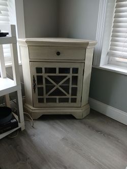 Corner table