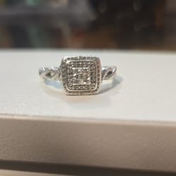 Elegant Silver Woman's Ring With Twisted Band Size 7 