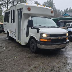2013 chevy express 4500 13 passenger people hauler with wheel chair lift party shuttle bus