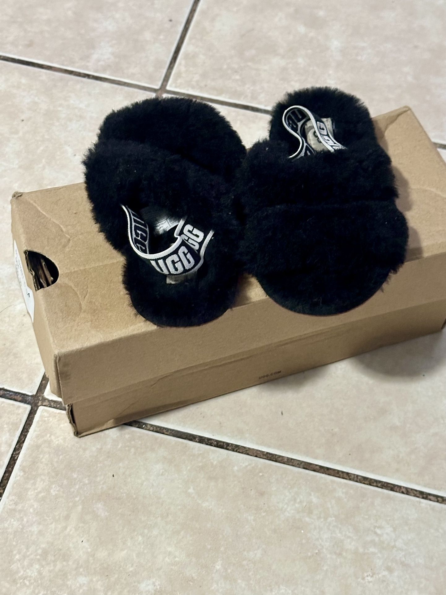 Girl Ugg Slipper Size 9