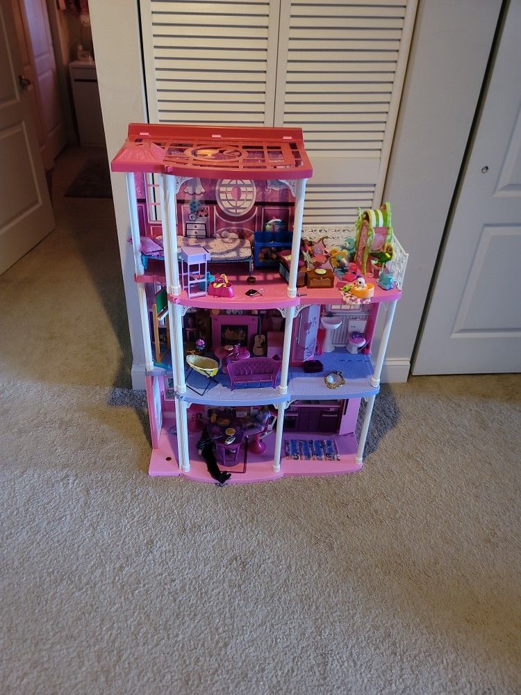 Barbie Lot: Houses, Dolls, clothes, ect.