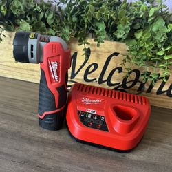 Lámpara Milwaukee Con Cargador Y Batería 