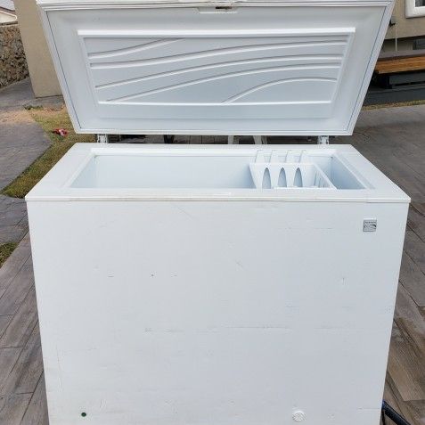 Kenmore Chest Freezer/ Deep Freezer 5 Cubic Feet for Sale in Colorado  Springs, CO - OfferUp