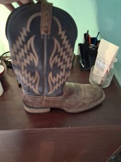 Mens size 13 Ariata