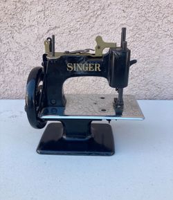 Vintage 1950’ S Mini  Singer 