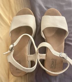 Tom’s Tan Sandles. Sz. 8 Boxelder Dr 92563