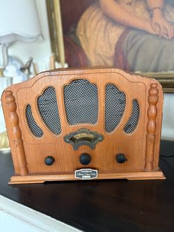 Thomas Collector's Edition Vintage Style Wood Radio