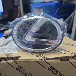 Lexus Tailgate Emblem With Sensor