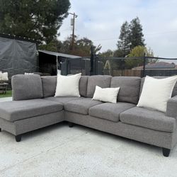 Small Gray Sectional Couch 🎁 Holiday Deal: FREE Delivery Locally !