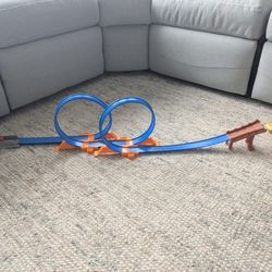 Hot Wheels track with double loop and dinosaur. Nice condition. Some cars work better than others for going through the loop. Does not include Car