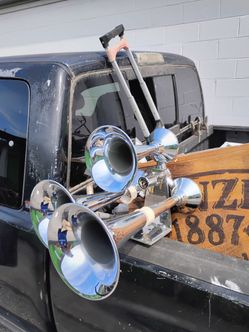 Three trumpet train horn