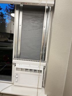 Air conditioner that is mounted in the window