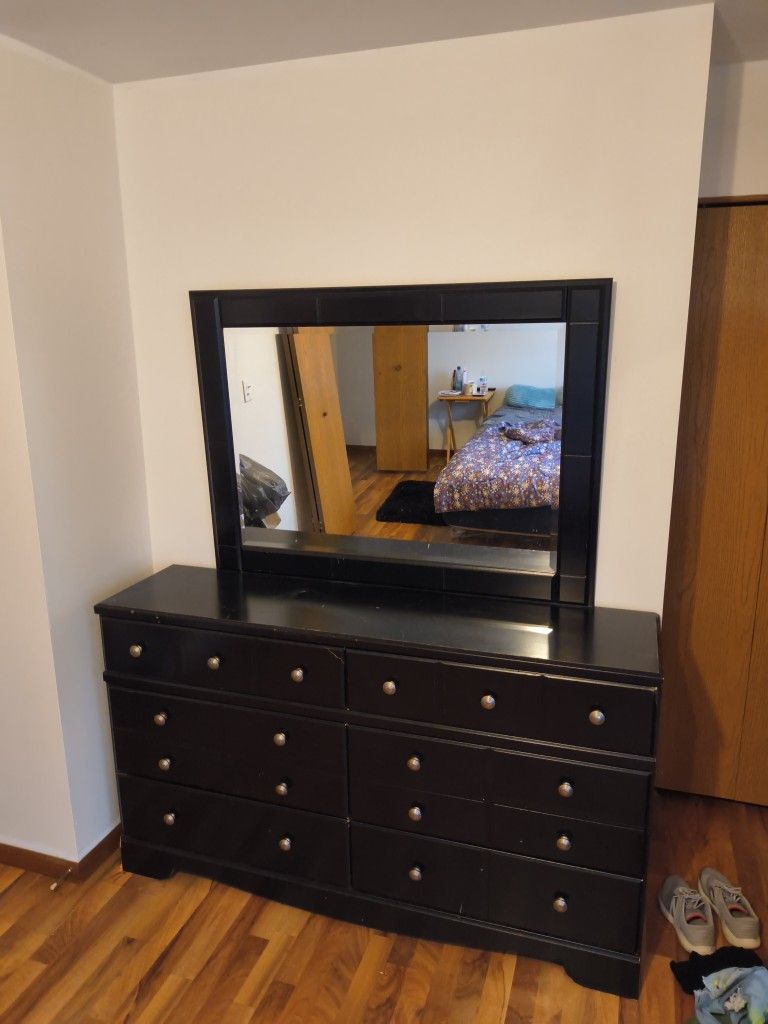 Dresser W/ Mirror