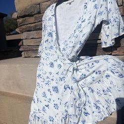 Winsten White blue floral wrap d women size small. 100% viscose. In fair condition, some small stains. Measurements: length 