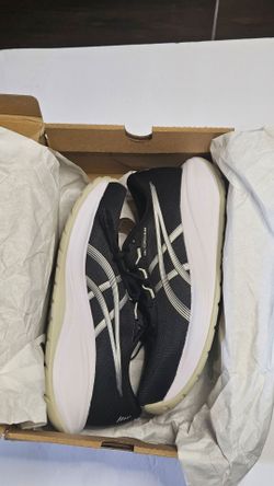 Asics Women's Gel-Cumulus 28 Running Shoes 11 US Narrow (2A) Black & White