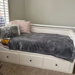 IKEA HEMNES day bed + mattress