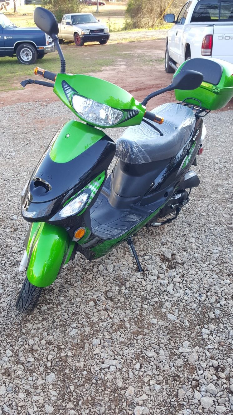 BRAND NEW Gator 50-s2 50cc moped/scooter