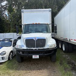 international 4300 white, 26ft