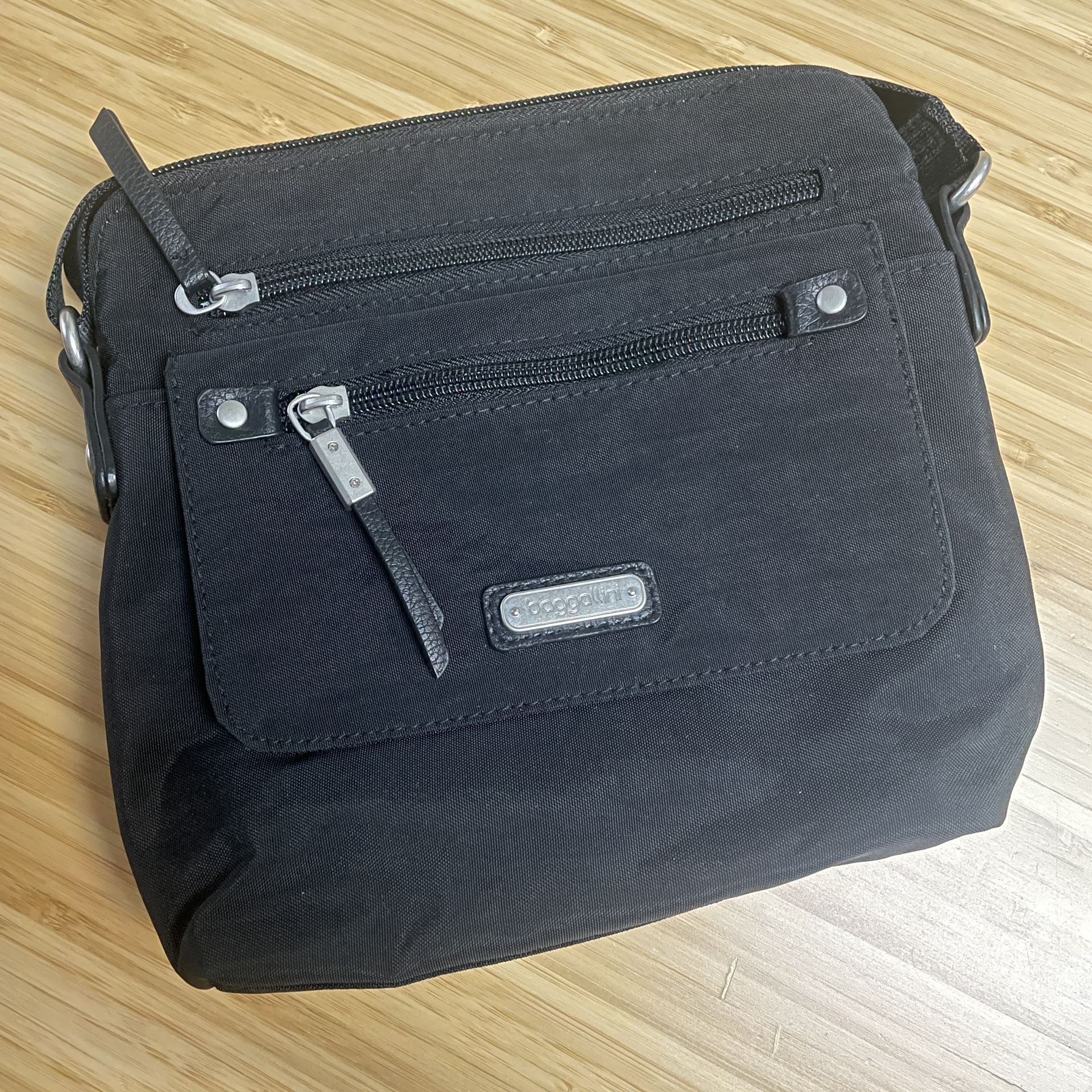 Baggallini Let’s Escape Crossbody Bag RFID Wristlet Black