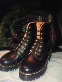 Dr.  Martens Women's Black Leather LEONA Combat Boots size 7