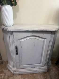 Pantry cabinet