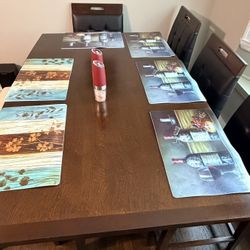 Dinning Room Set (seats 4 - 6) EXCELLENT Condition