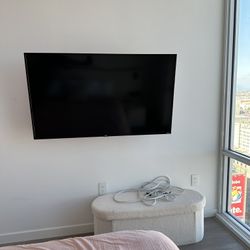 55 INCH ROKU TV great condition $140 + FREE MOUNT