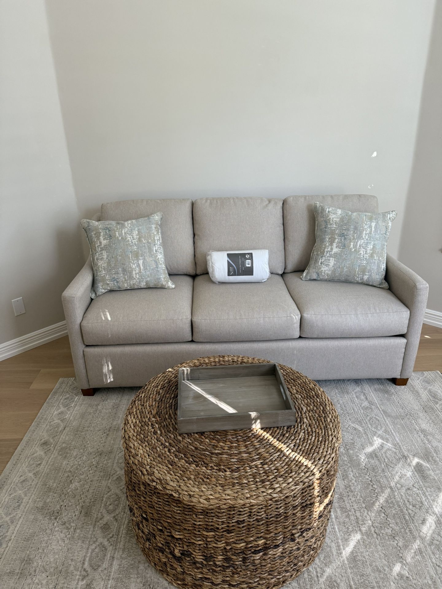 Living Room Flex-Steel Sleeper Sofa, Coffee Table & Rug Set