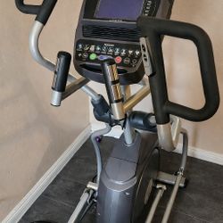 Spirit XE395 
Elliptical trainer 