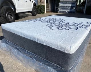 Queen Bamboo Hybrid Cool Gel Memory Foam Mattress!!