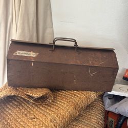 OLD RUSTIC TOOLBOX