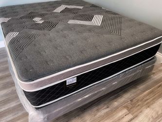 Queen Oasis Thermal Comfort Europillow Top 12inch Mattress And Boxspring!!