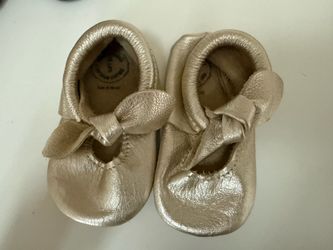 Freshly Picked Gold Leather Bow Moccasins – Size 5