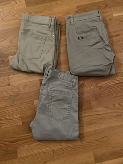 Men’s khaki chino pants