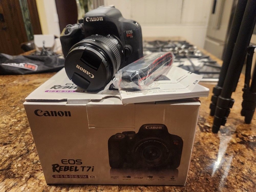 Camera Canon EOS Rebel T7i with Tripod