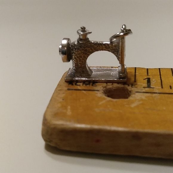 Sterling sewing machine charm