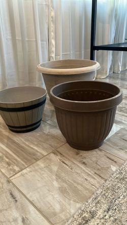 Set of 3 Resin / Plastic Plant Pots (Large, Medium, Small)