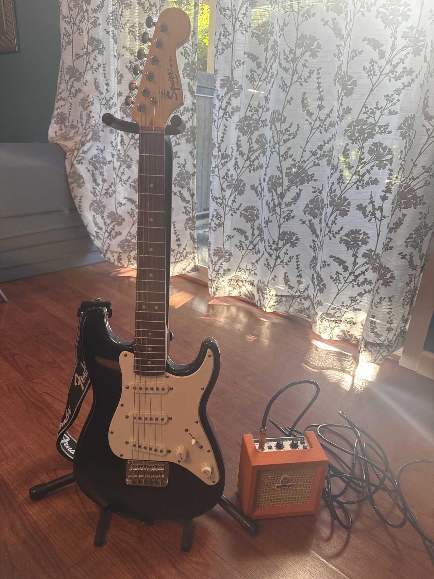 🎸 Squier Mini Strat Guitar + Orange Amp Bundle – $100 Firm (Everything Included!)