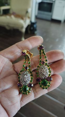 Beautiful vintage clip on Earrings