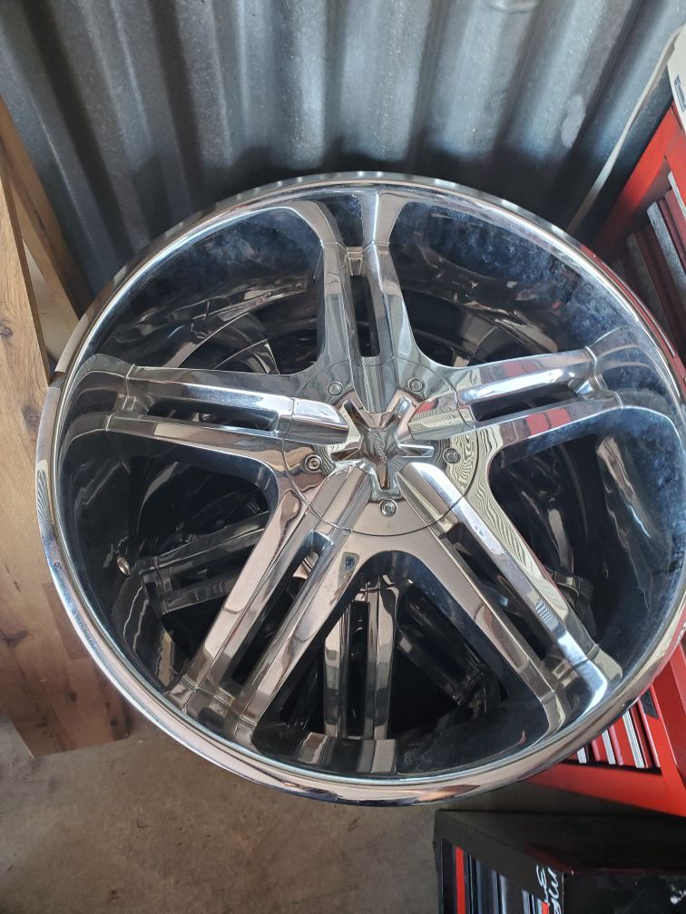 Rim are 22". It was going to go on a 2012 Dodge journey bolt pattern 5x114.3 all vehicles that have 5×4.5
