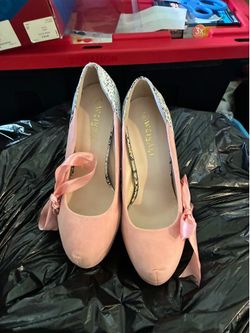 Light pink heels good conditions size 7