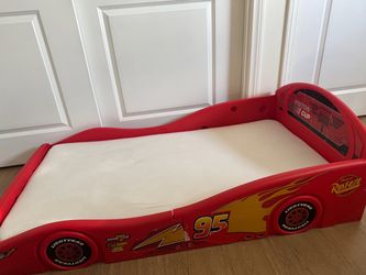 Delta Children Disney/Pixar Cars Lightning McQueen Plastic Toddler Bed