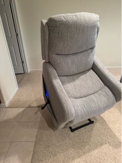 Lift chair barely used
